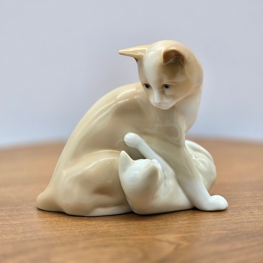 1988 Franklin Mint Mothers Devotion Cat Figurine Paul J Free Porcelain Tan White